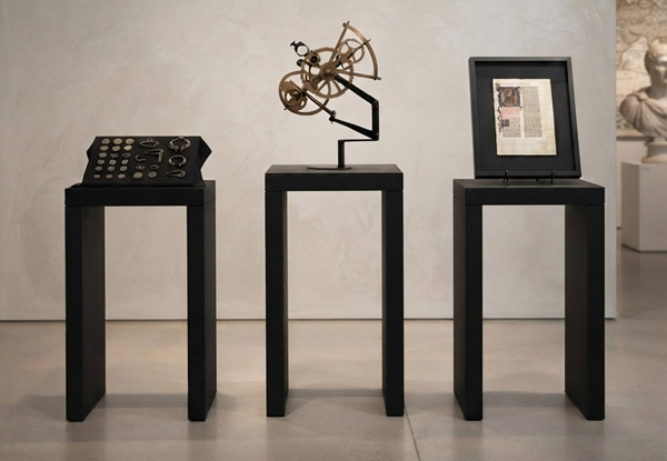 allestimento mostra struttura U legno laccato nero